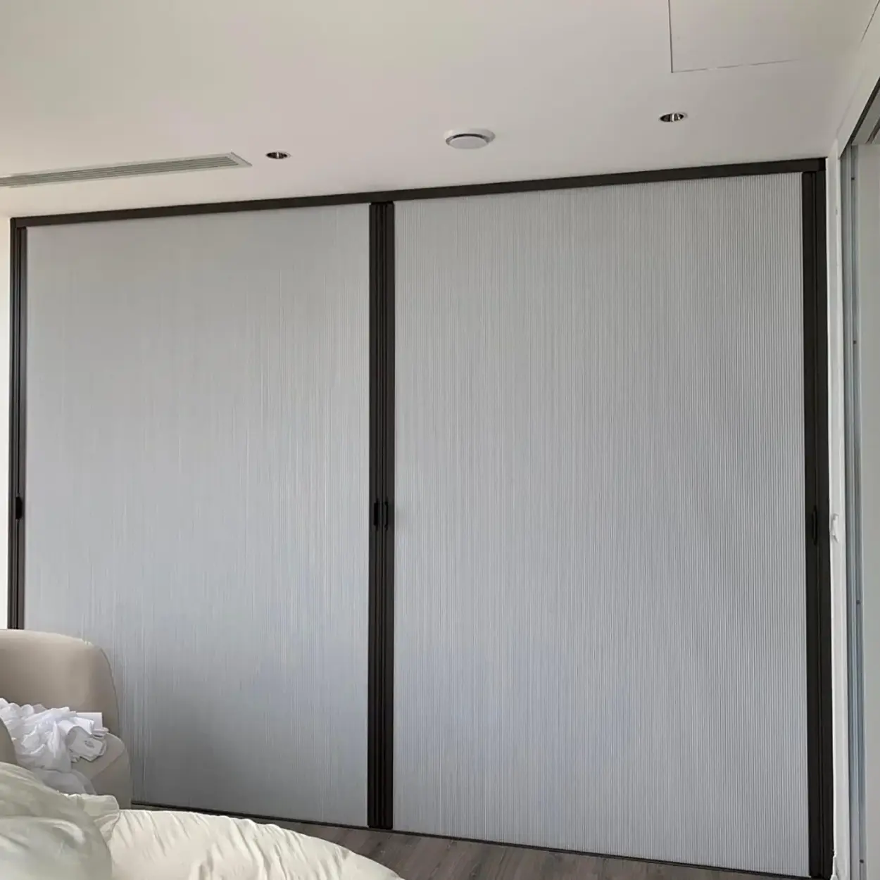 Kemah bebek odası — honeycomb blackout, deliksiz montaj, tam karartma